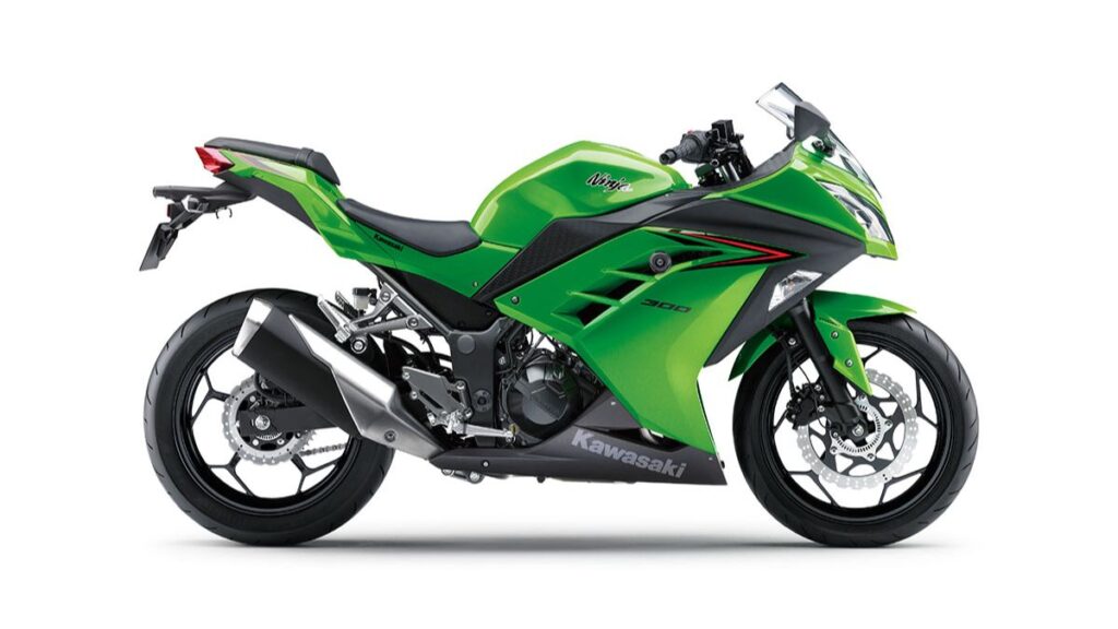 Lateral direita da Kawasaki Ninja 300 2025 em fundo branco.