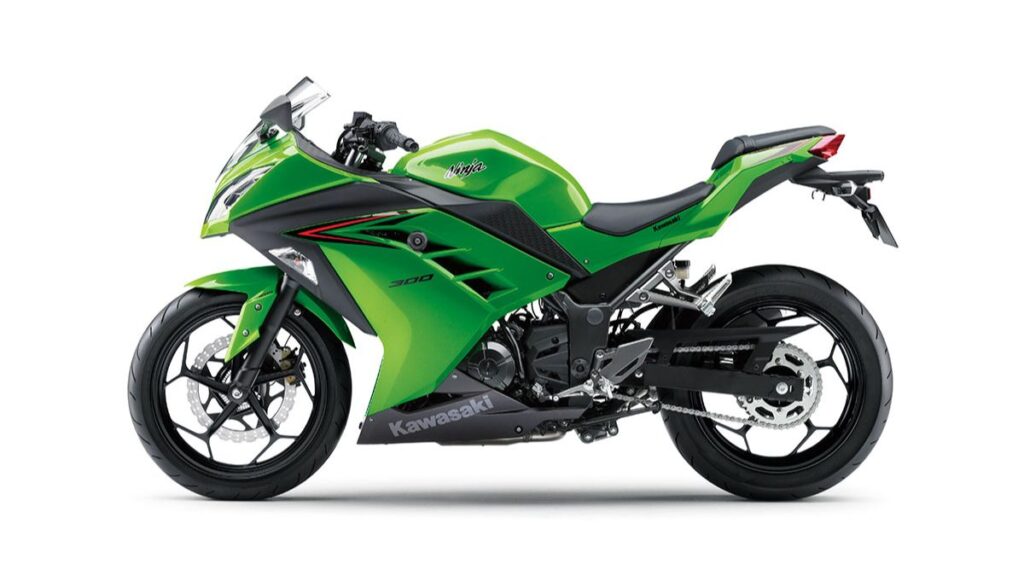 Lateral esquerda da Kawasaki Ninja 300 2025.