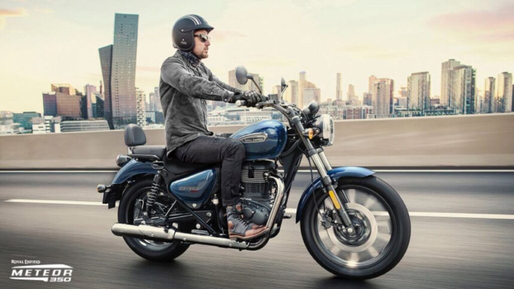 Lateral da Royal Enfield Meteor 350 2025 em movimento na estrada.