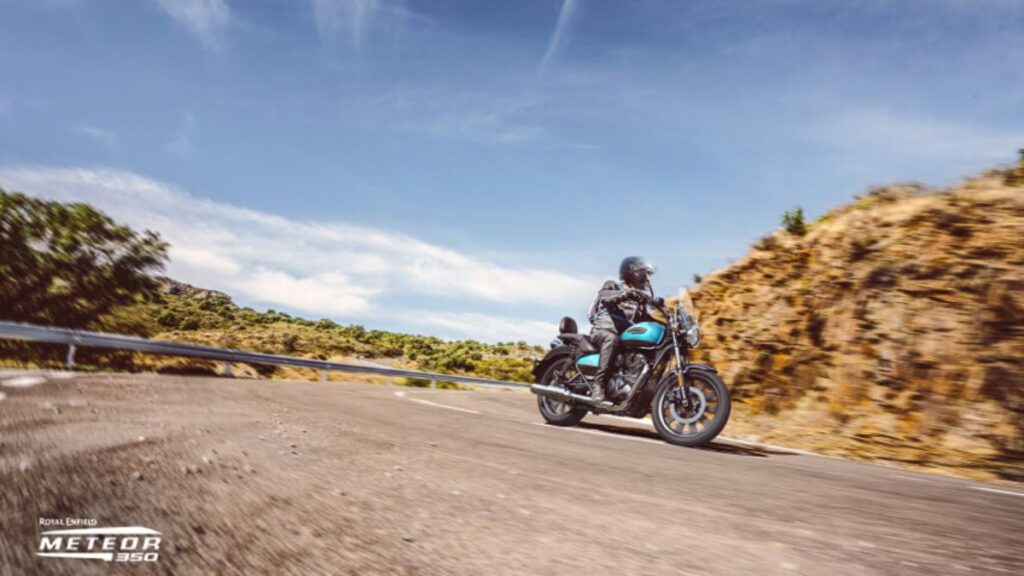 Royal Enfield Meteor 350 2025 descendo cerra.