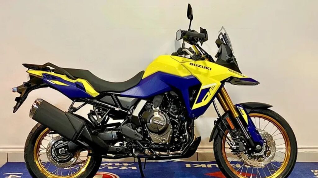 Lateral da Suzuki V-Strom 800 DE 2025 amarela e azul.