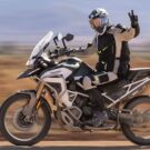 Lateral da Triumph Tiger 1200 2025 em movimento com homem em cima.