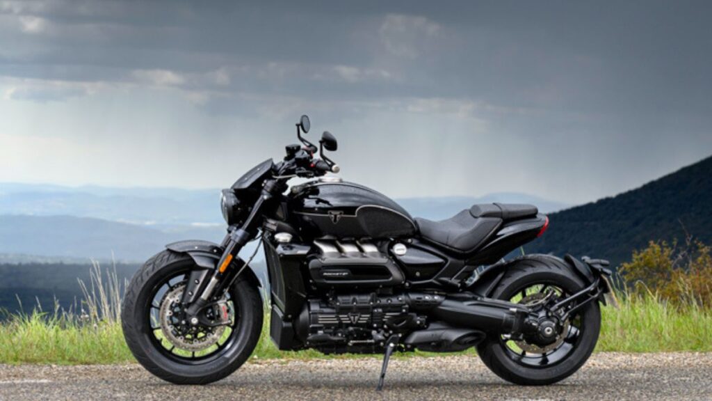 Lateral da Triumph Rocket 3 Storm 2025.