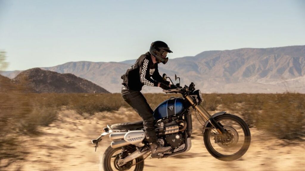 Lateral da Triumph Scrambler 1200 2025.