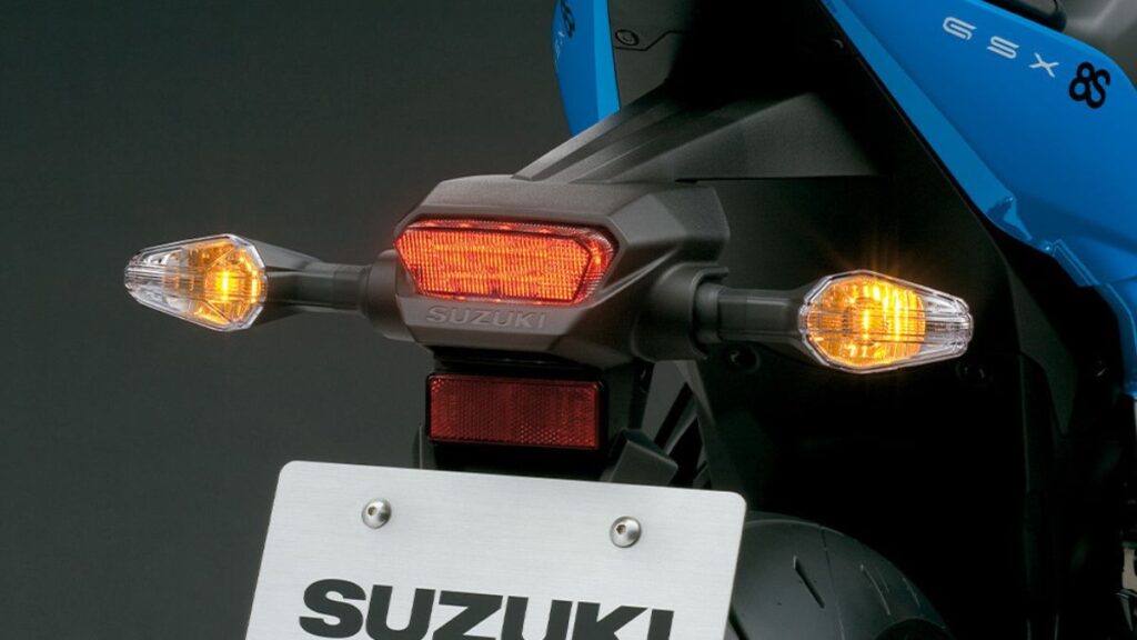 Traseira da Suzuki GSX-8S 2025.