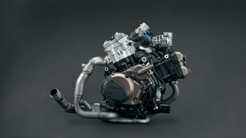 Motor da Suzuki V-Strom 1050 2025 em fundo cinza.