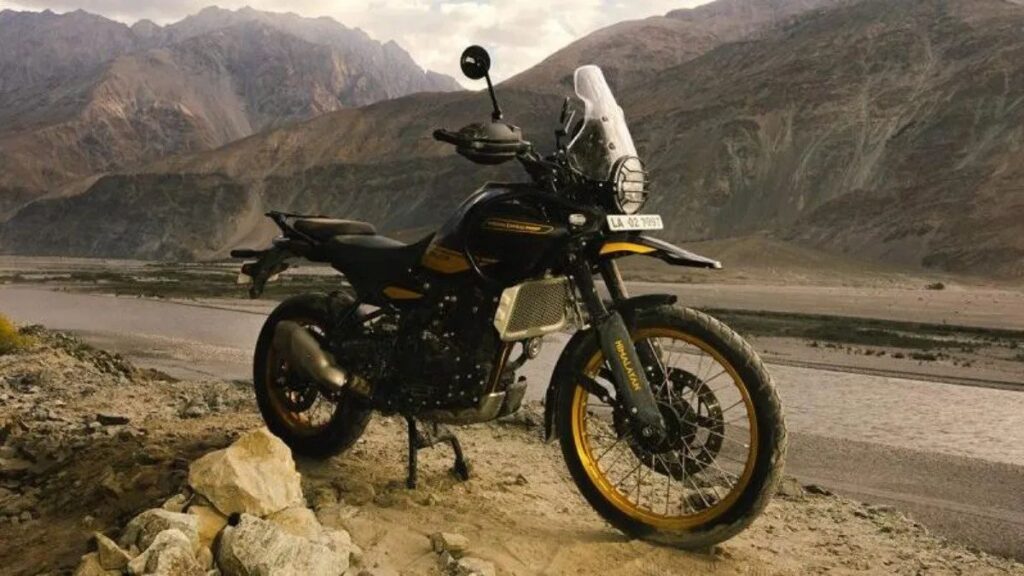 Royal Enfield Himalayan 2025 na diagonal.