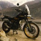 Royal Enfield Himalayan 2025 na diagonal.