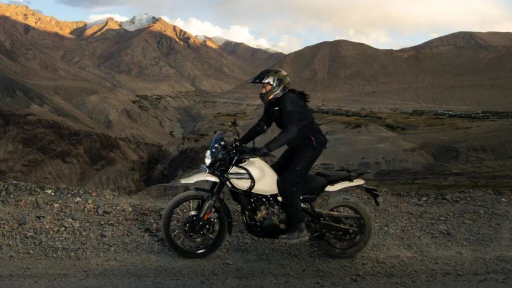 Lateral da Royal Enfield Himalayan 2025 em estrada de terra.