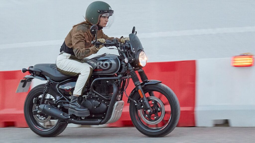 Royal Enfield Hunter 350 2025 em movimento.