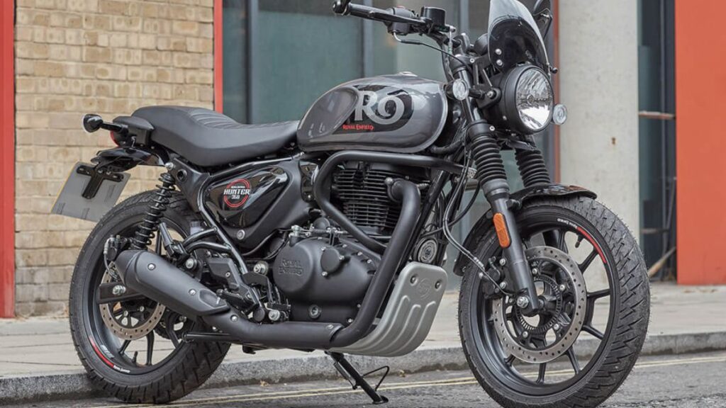 Royal Enfield Hunter 350 2025 estacionada perto de calçada.
