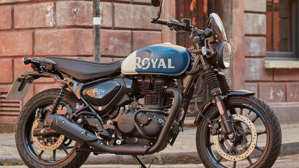 Royal Enfield Hunter 350 2025 estacionada na calçada.