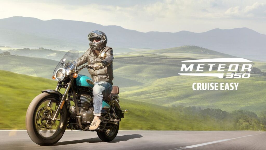 Royal Enfield Meteor 350 2025 na estrada.