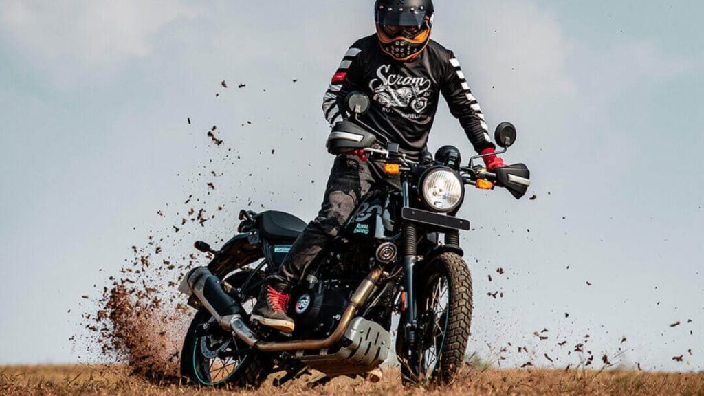 Royal Enfield Scram 411 2025 na terra.