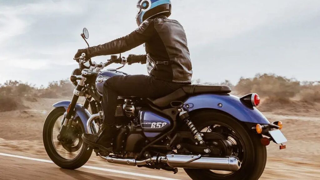 Royal Enfield Super Meteor 650 2025 em movimento na estrada.