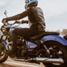 Royal Enfield Super Meteor 650 2025 em movimento na estrada.