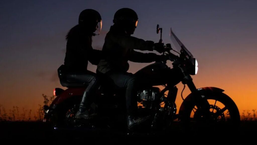 Royal Enfield Super Meteor 650 2025 no por do sol.
