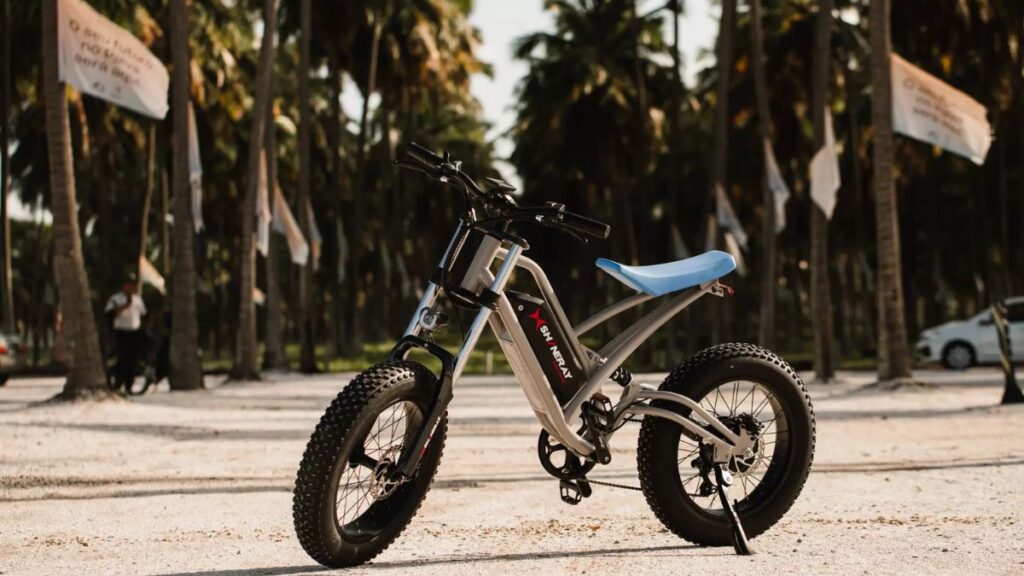 Shineray SE-BIKE 2025 parada em praia.