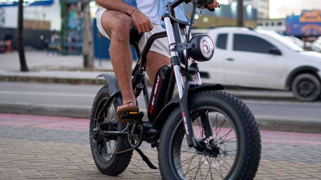 Shineray SE-BIKE PLUS 2025 parada em calçada.