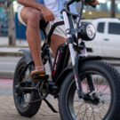 Shineray SE-BIKE PLUS 2025 parada em calçada.