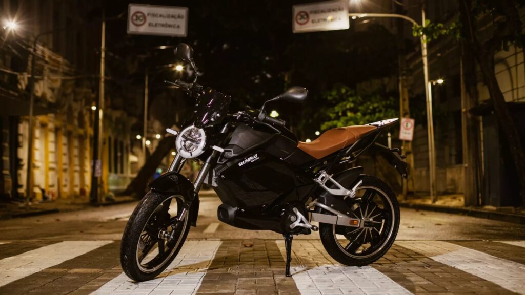 Shineray SHE-S 2025 parada na rua.