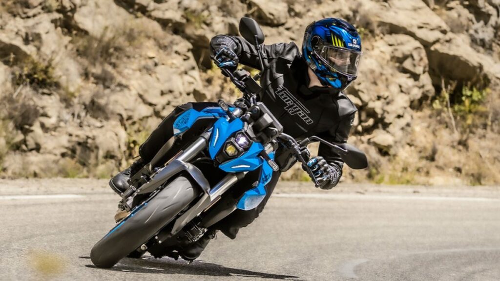 Suzuki GSX-8S 2025 em movimento na estrada.