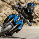 Suzuki GSX-8S 2025 em movimento na estrada.