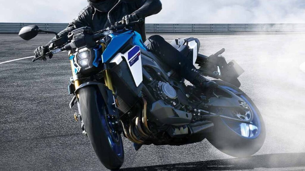 Suzuki GSX-S1000 GT 2025 saindo de lado.