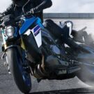 Suzuki GSX-S1000 GT 2025 saindo de lado.