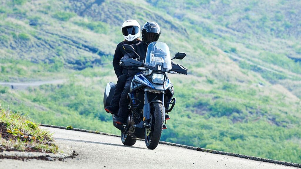 Suzuki V-Strom 1050 2025 em movimento na estrada.