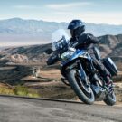 Suzuki V-Strom 1050 2025 em movimento na estrada.