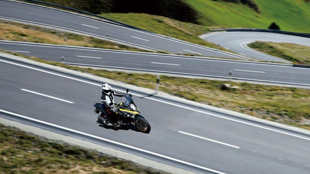 Suzuki V-Strom 650XT 2025 em movimento na estrada.