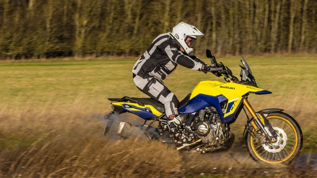 Lateral da Suzuki V-Strom 800 DE 2025 em mato.