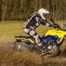 Lateral da Suzuki V-Strom 800 DE 2025 em mato.