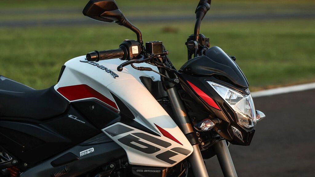 Tanque de combustível da Bajaj Dominar 160 2025.