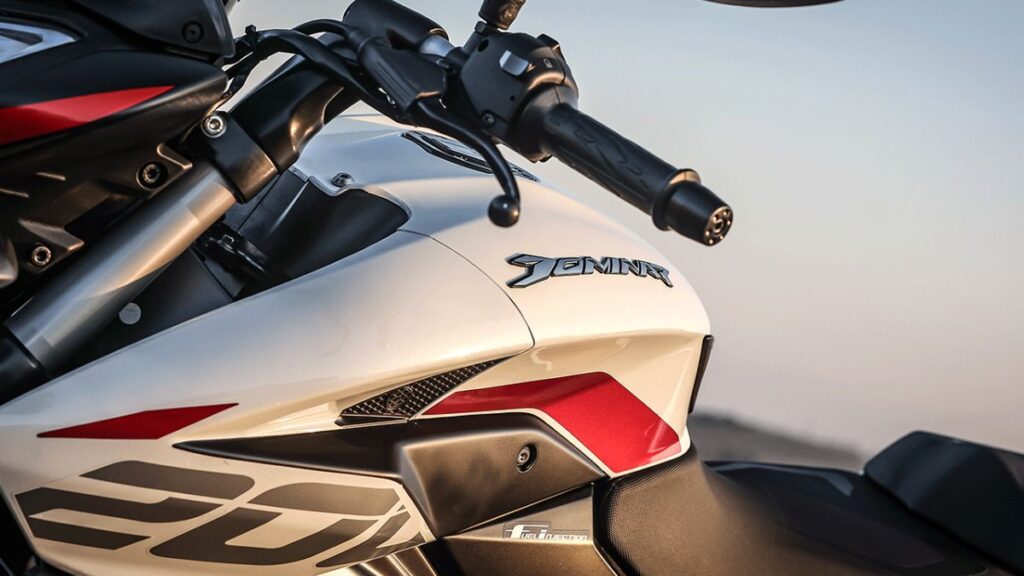 Tanque da Bajaj Dominar 200 2025.