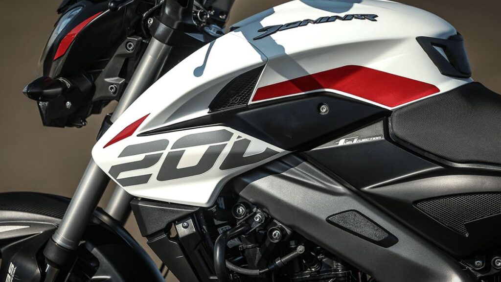 Tanque da Bajaj Dominar 200 2025.
