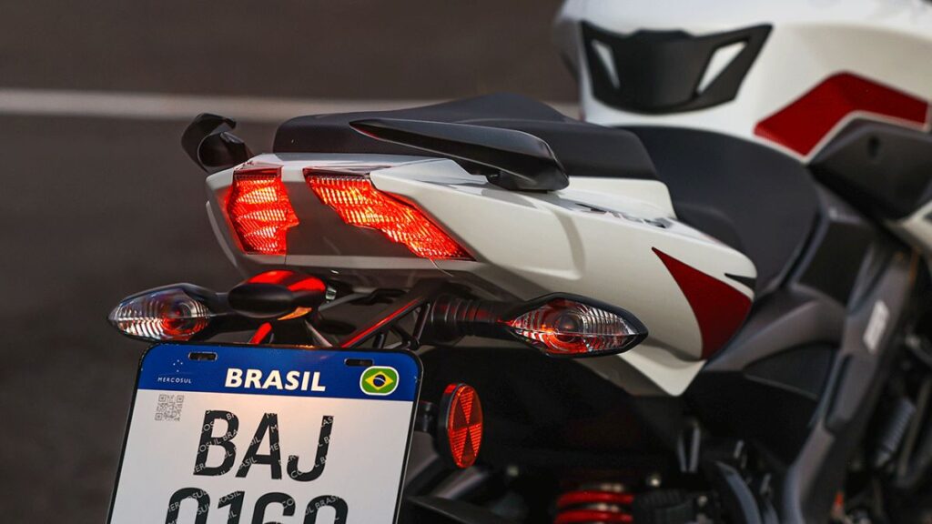 Farol traseiro da Bajaj Dominar 160 2025.