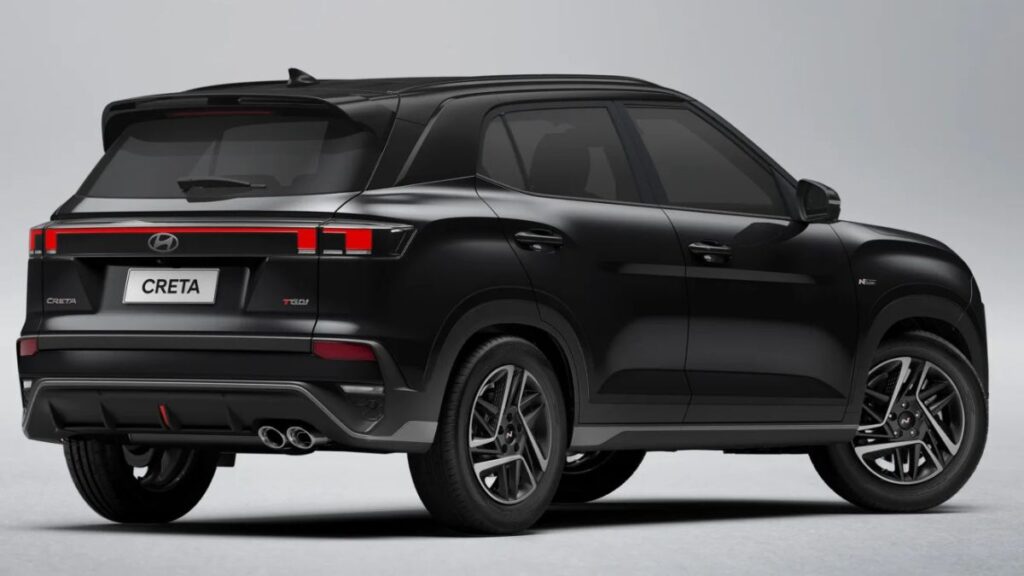 Traseira do Hyundai Creta em fundo branco.