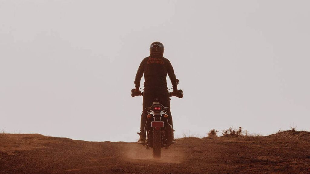 Traseira da Royal Enfield Scram 411 2025.