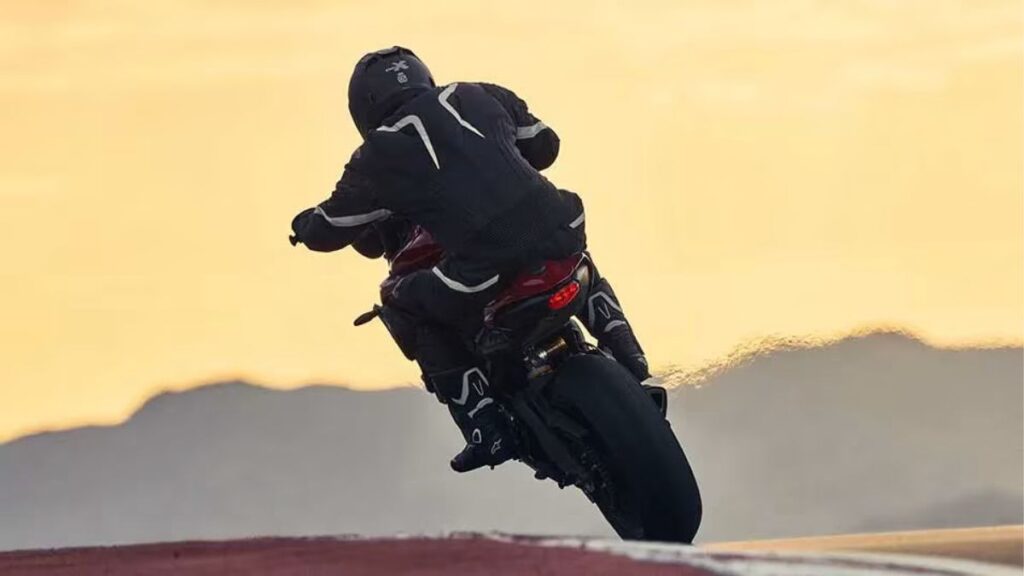 Traseira da Triumph Street Triple 765 2025.