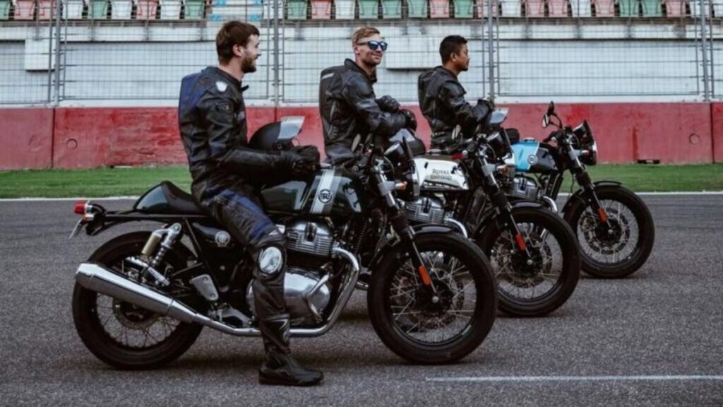 Três Royal Enfield Continental GT 2025 paradas.