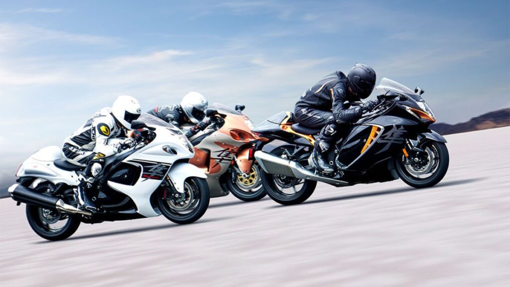 Três Suzuki Hayabusa 2025 em movimento na pista.