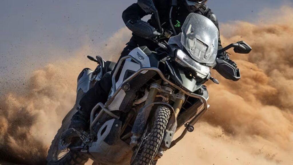 Triumph Tiger 1200 2025 na terra.
