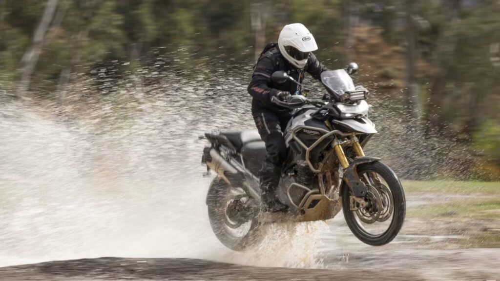 Triumph Tiger 1200 2025 pulando em água.