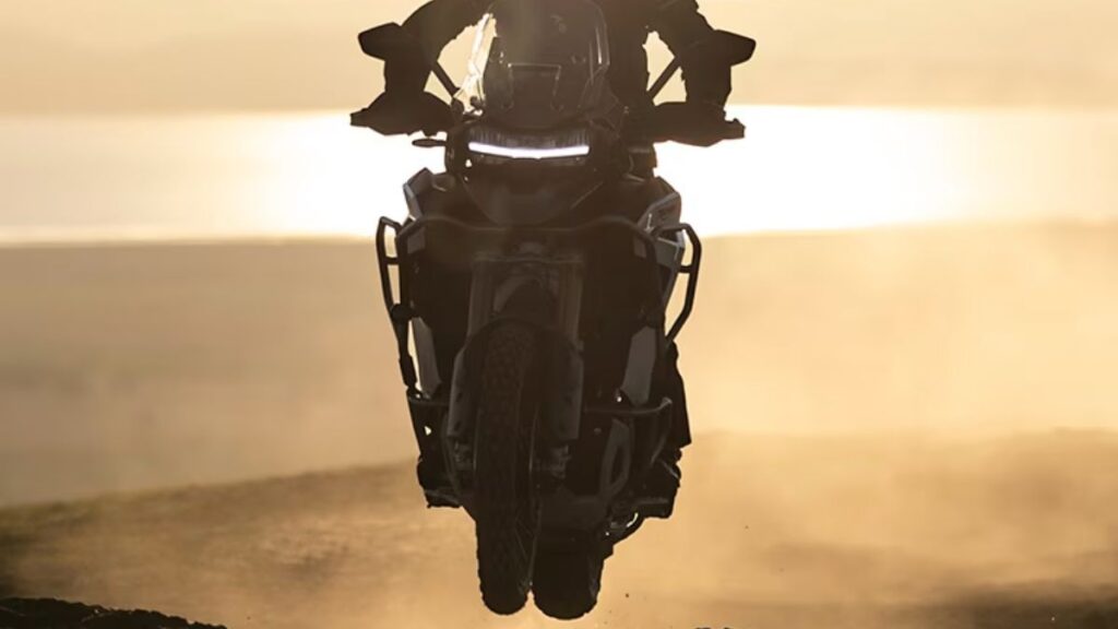 Dianteira da Triumph Tiger 1200 2025 saindo do chão.