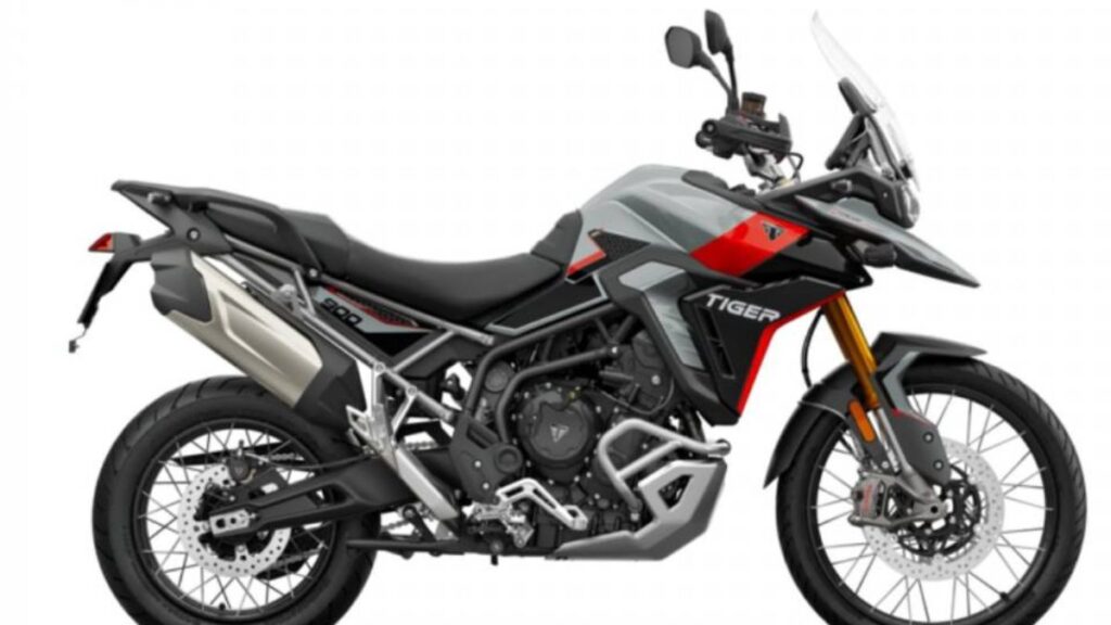 Triump Tiger 900 2025 parda em fundo branco.