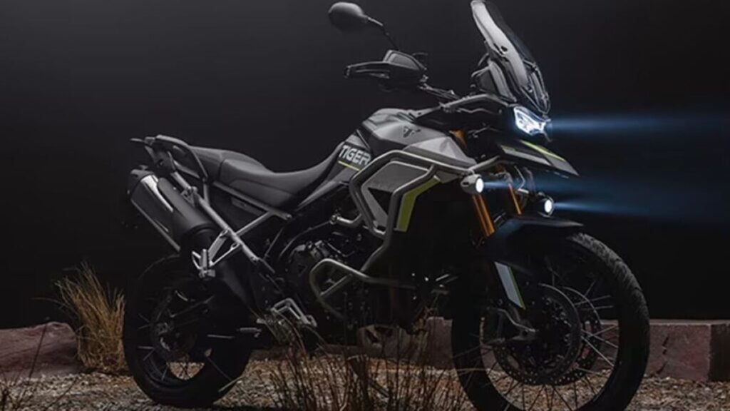 Triump Tiger 900 2025 em fundo preto.