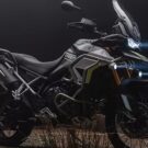 Triump Tiger 900 2025 em fundo preto.