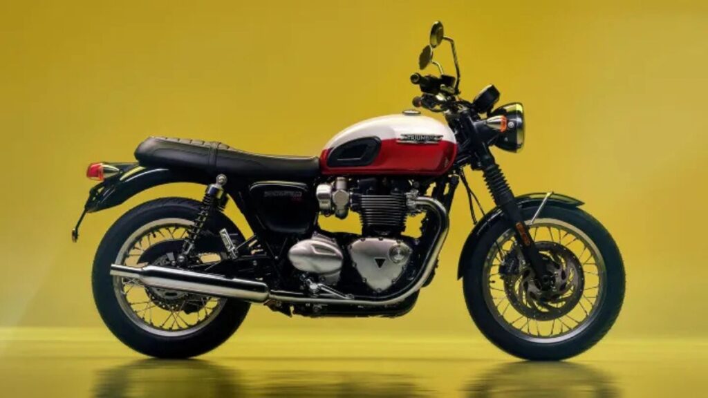 Triumph Bonneville 2025 em fundo amarelo.